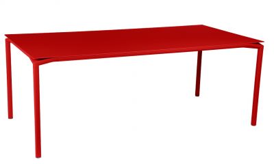 Roter Calvi Tisch von Fermob für den Außenbereich, moderner Gartentisch aus Metall.